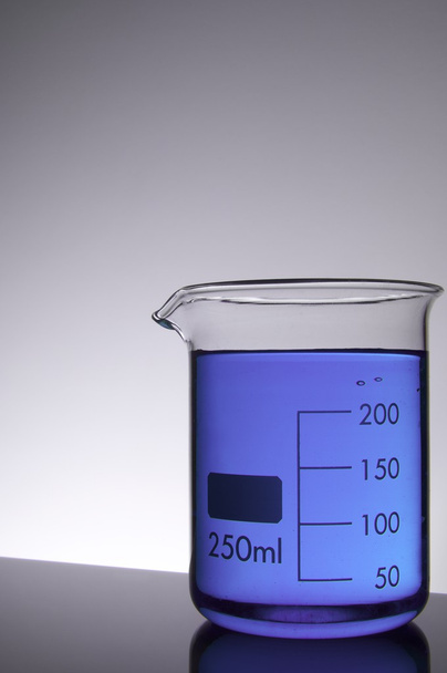 blauwe bekerglas - Foto, afbeelding