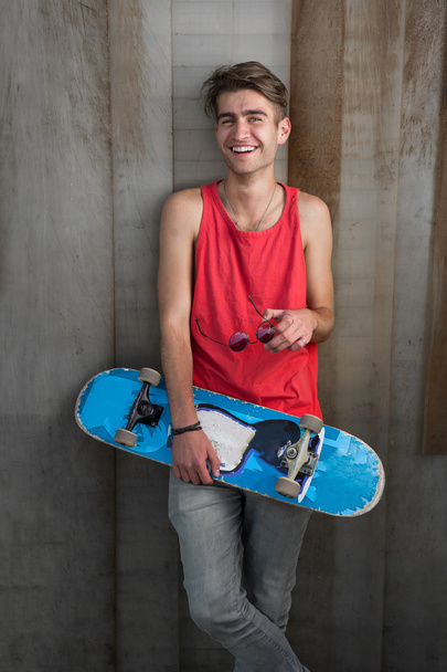 都市通りのスケート ボードと幸せな若い男 - 写真・画像