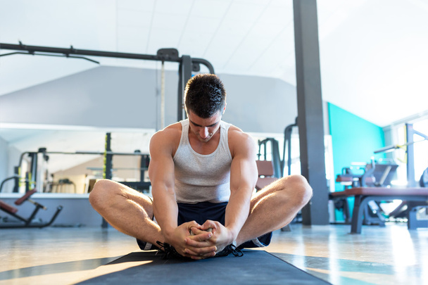 man stretching in gym - Fotografie, Obrázek