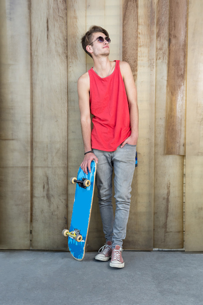 Giovane ragazzo di moda con uno skateboard
 - Foto, immagini