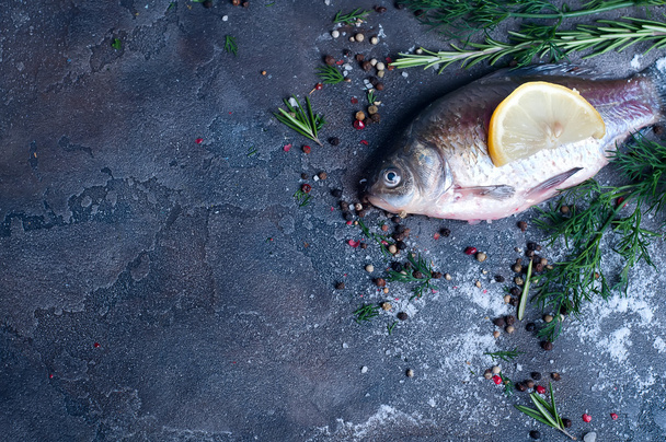 Délicieux poisson frais sur fond vintage foncé
. - Photo, image