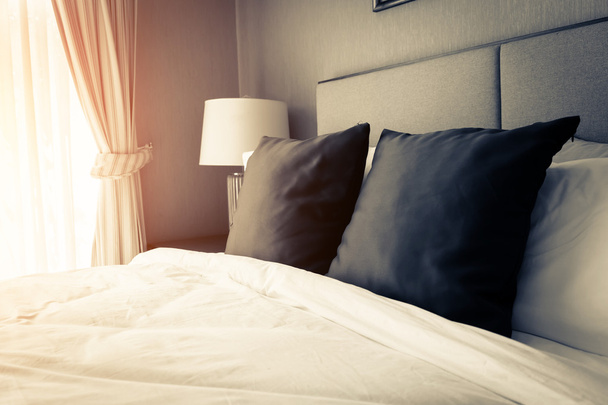 Покоївка з чистими коричневими подушками
 - Фото, зображення