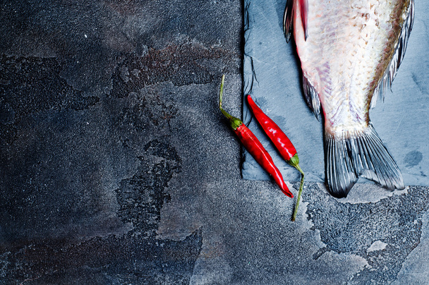 Čerstvé ryby s kořením na kamenné desce - Fotografie, Obrázek