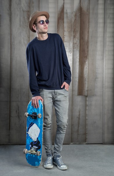 Young fashion guy with a skateboard - Foto, Bild