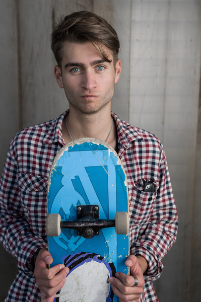 fashion man holding skateboard - Foto, Imagem