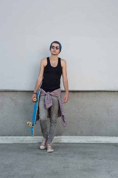 man with skateboard on city street - Foto, Bild
