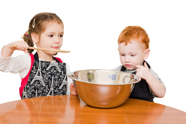 Crianças fazendo bolo na cozinha
 - Foto, Imagem