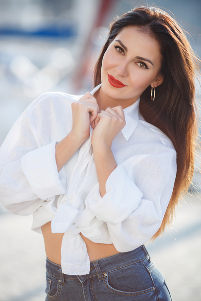 Portrait of a beautiful woman on the background of the sea and yachts - Fotografie, Obrázek