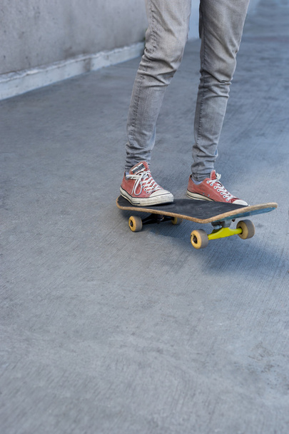 Funny man with skateboard - Foto, Imagem