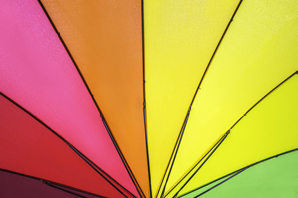 Sateenkaaren värinen kesäsateenvarjo kuvio
 - Valokuva, kuva