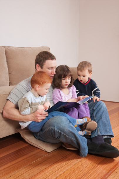 Papá leyendo cuento a los niños
 - Foto, Imagen