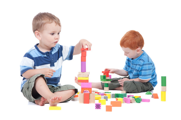 Meninos brincando com blocos de brinquedo
 - Foto, Imagem