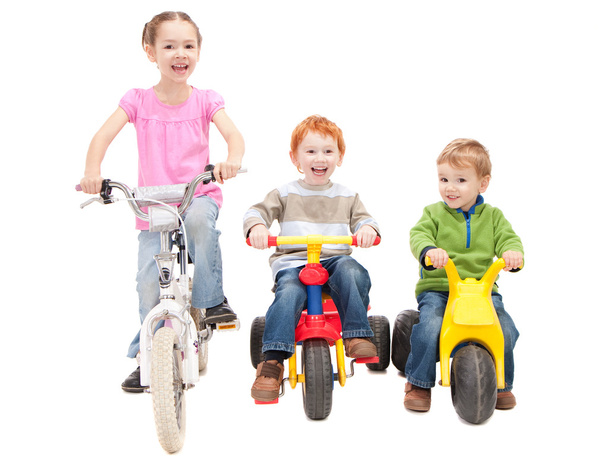 Niños montando bicicletas y niños triciclos
 - Foto, imagen