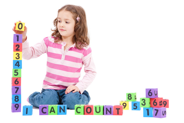 Menina contando números com crianças blocos
 - Foto, Imagem