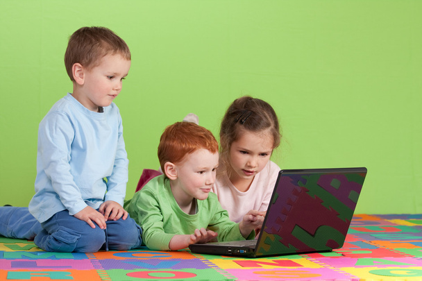 Grupo de niños que aprenden en el ordenador infantil
 - Foto, imagen