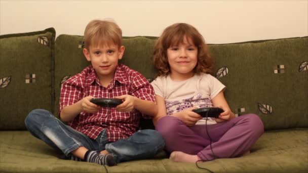chłopiec i dziewczynka gry wideo - Materiał filmowy, wideo