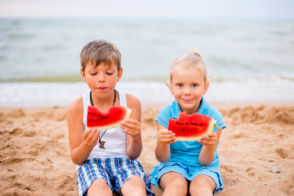 two children on beach - Φωτογραφία, εικόνα