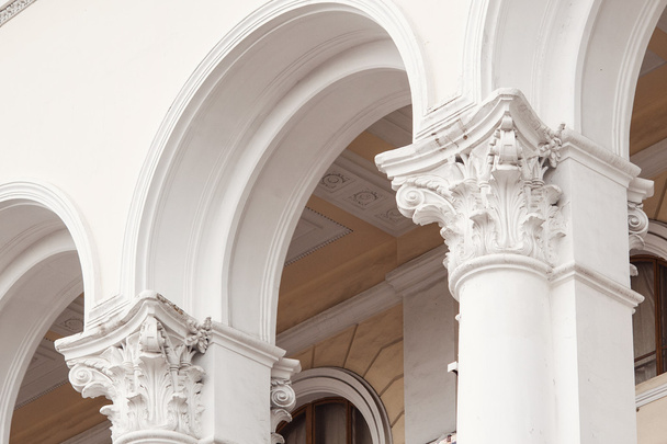 columnas en la fachada de un antiguo edificio restaurado
 - Foto, imagen