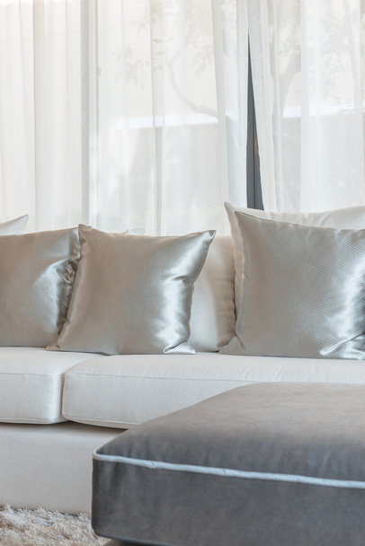conjunto de almohadas en el sofá moderno en la sala de estar
 - Foto, imagen