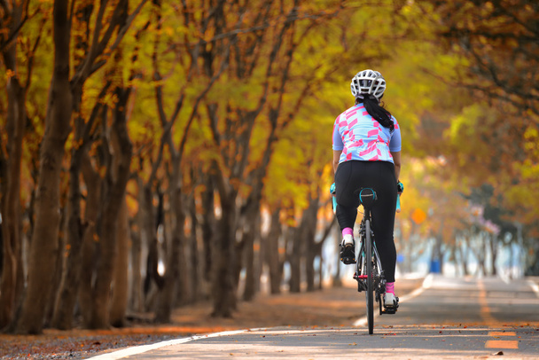 スポーツウーマン乗る自転車 - 写真・画像