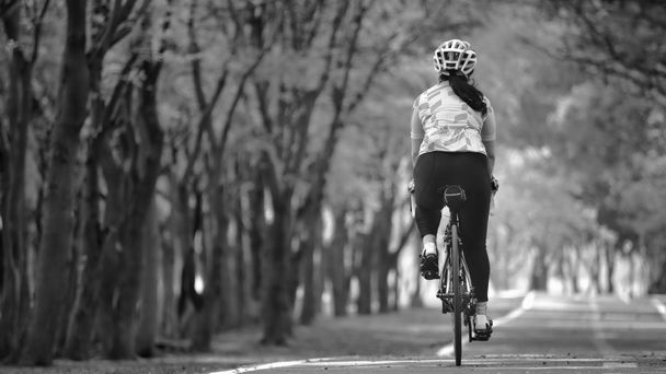 Sportlerin fährt Fahrrad - Foto, Bild