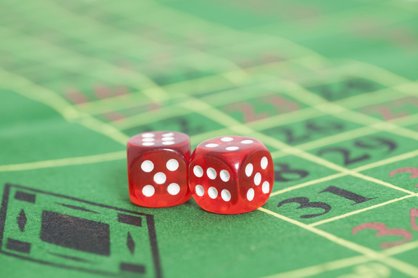 roll of the red dice on  game table in  casino - Zdjęcie, obraz