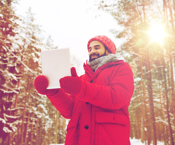 felice uomo con tablet pc nella foresta invernale
 - Foto, immagini