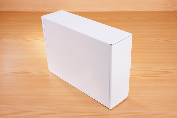 Boîte blanche verticale vierge sur bois
 - Photo, image