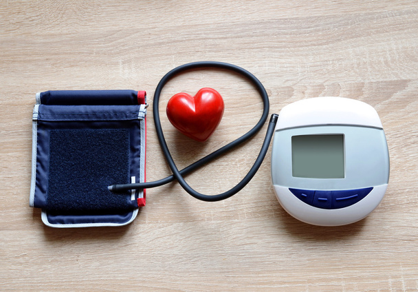 Digital Blood Pressure Monitor met hart  - Foto, afbeelding