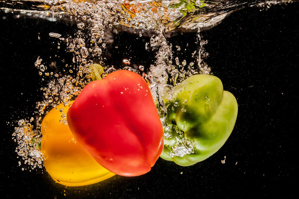 splashing bell peppers on water - Fotografie, Obrázek