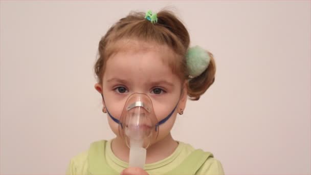 Child with inhalation mask - Footage, Video