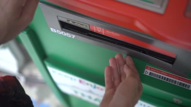 žena lisování heslo v bankomatu - Záběry, video