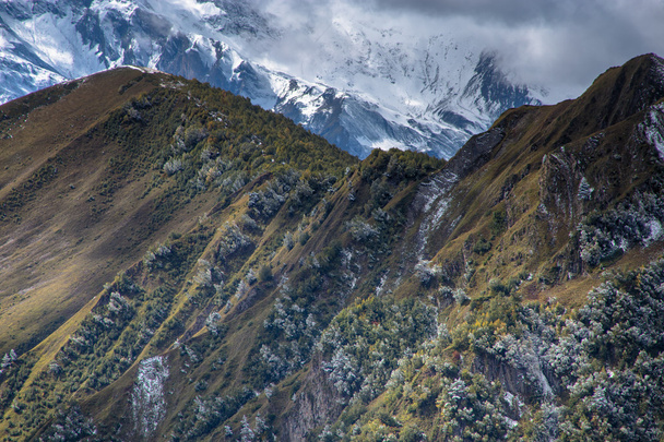 Montagnes dans les nuages orageux bas avant la pluie. Montagnes du Caucase. Géorgie, région Svanetia
. - Photo, image