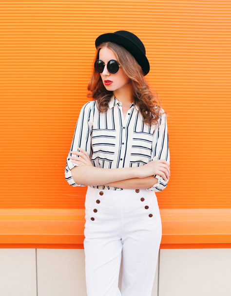 Pretty fashion woman model wearing black hat sunglasses white pa - Фото, изображение