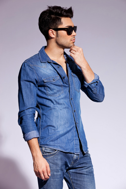 pohledný mladý mužský model nosí jeansové košile - Fotografie, Obrázek