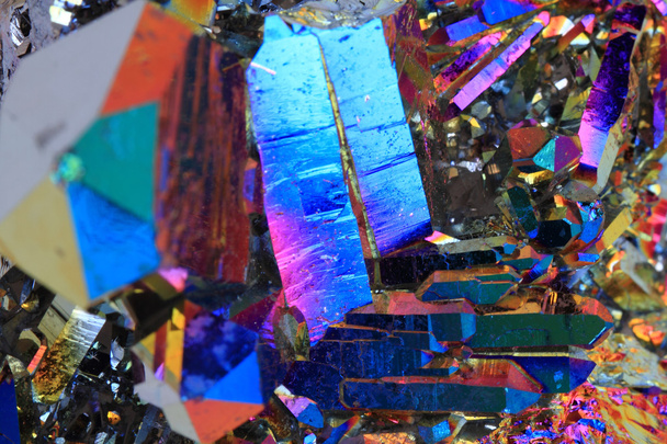 Kristall mit metallischer Regenbogenoberfläche - Foto, Bild