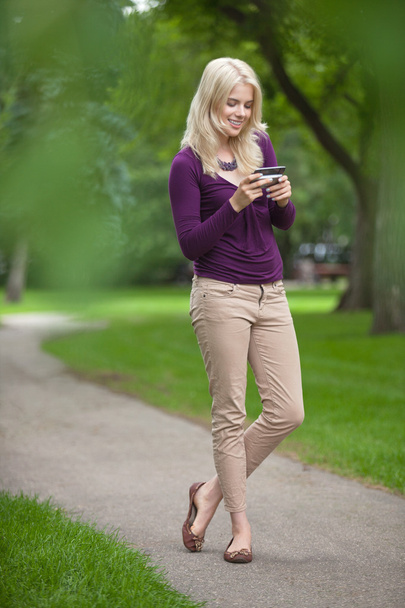 Woman Using Smart Phone In Park - Foto, Imagen