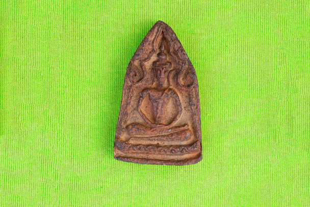 objetos de barro budista sagrado em pano verde
 - Foto, Imagem