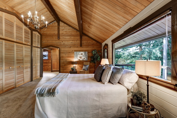 Wooden bedroom interior with high vaulted ceiling - Foto, Bild