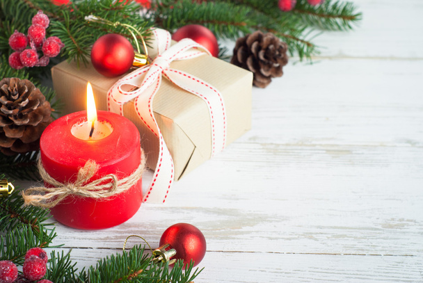 Presente de Natal, vela e decorações
 - Foto, Imagem