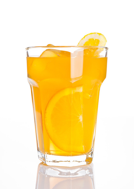 Glas gezond sinaasappelsap met ijsblokjes - Foto, afbeelding