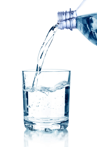 verser de l'eau sur un verre sur fond blanc
 - Photo, image
