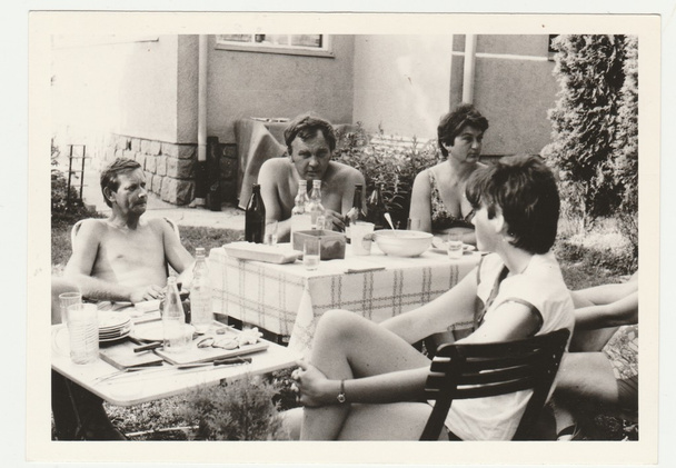 Винтажное фото показывает людей во время летней вечеринки в саду. Черно-белая фотография Retro
. - Фото, изображение