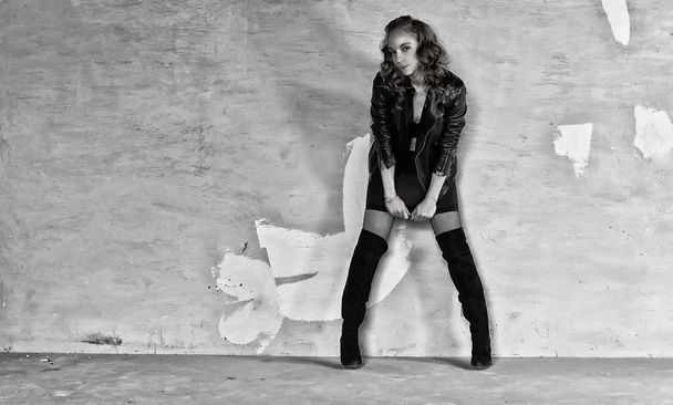 Rocker meisje kousen zwart lederen jassen - Foto, afbeelding