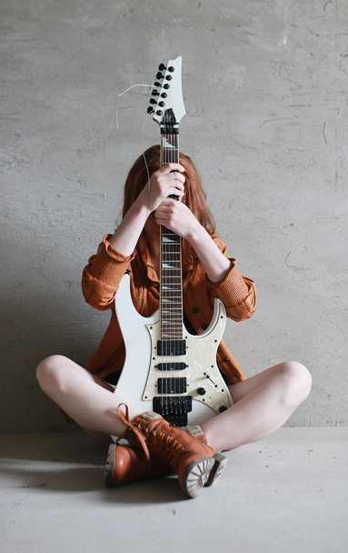 chica con guitarra eléctrica rock
 - Foto, imagen