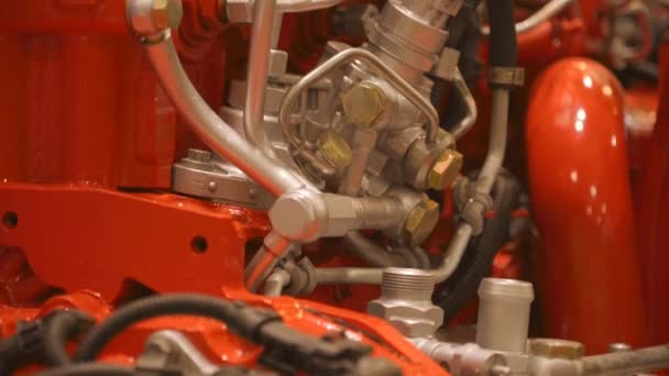 Tubi metallici in un potente motore moderno del camion trattore
 - Filmati, video