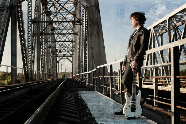 эффект скретча на фото мужчин с гитарой на железной дороге
 - Фото, изображение