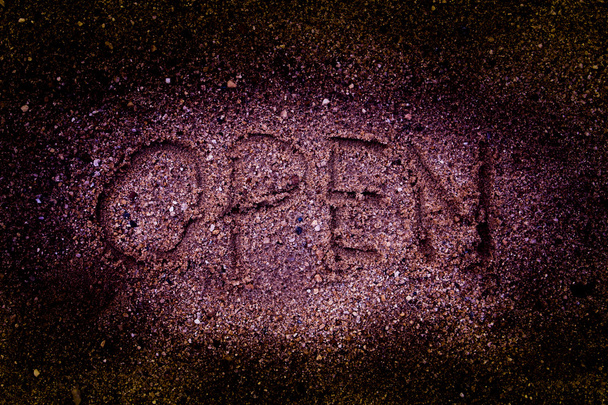 dibujo abierto sobre fondo de arena
 - Foto, Imagen