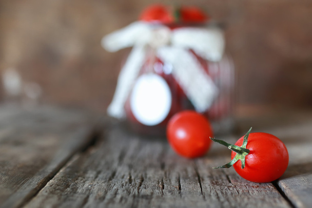 Свежая томатная вишня в стеклянной банке
 - Фото, изображение