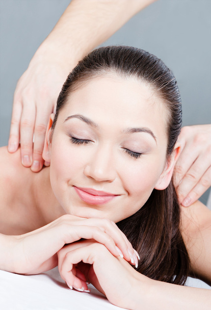 Mulher recebe relaxante massagem corporal
 - Foto, Imagem